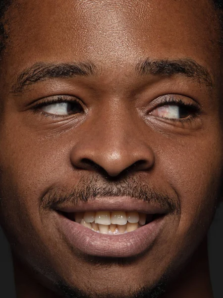 Close-up portret van de jonge Afro-Amerikaanse man — Stockfoto