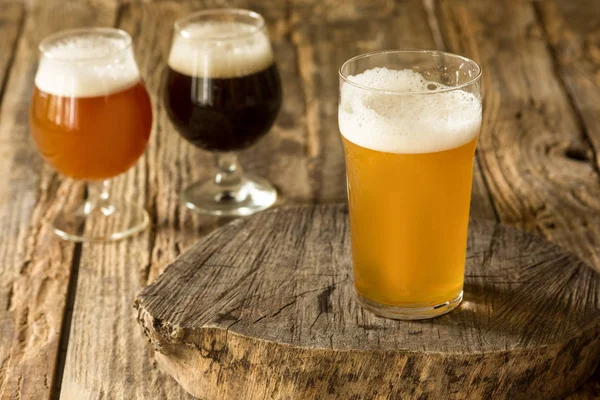 Окуляри різних видів пива на дерев'яному фоні — стокове фото