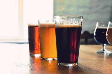 Ahşap arka planda bira farklı türde gözlük