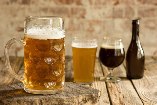 Окуляри різних видів пива на дерев'яному фоні — стокове фото