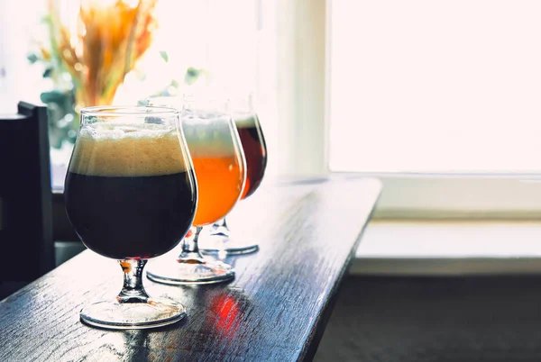 木製の背景にビールの異なる種類のグラス — ストック写真