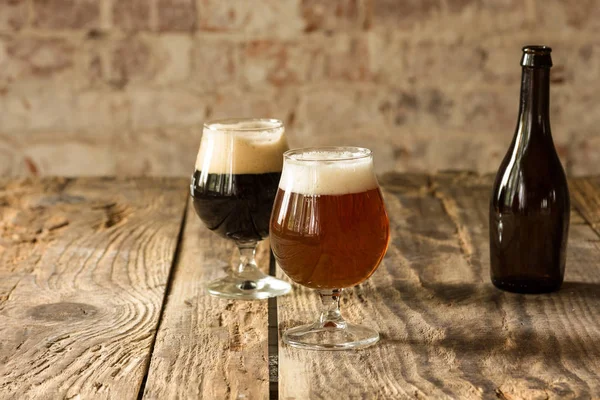 Bicchieri di diversi tipi di birra su sfondo di legno — Foto Stock