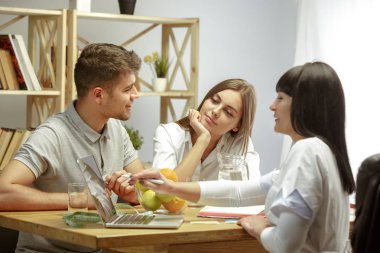 Hasta için sağlıklı bir diyet planı gösteren gülümseyen beslenme uzmanı