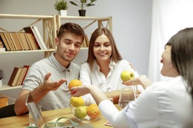 Hasta için sağlıklı bir diyet planı gösteren gülümseyen beslenme uzmanı