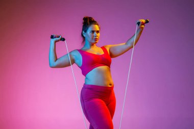 Degrade arka planda Genç beyaz artı boyutu kadın modelleri eğitim