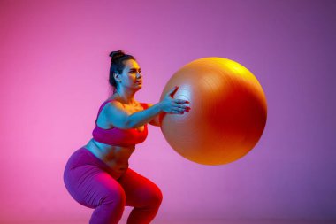 Degrade arka planda Genç beyaz artı boyutu kadın modelleri eğitim