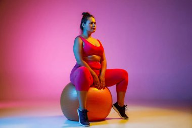 Degrade arka planda Genç beyaz artı boyutu kadın modelleri eğitim