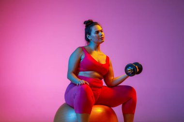 Degrade arka planda Genç beyaz artı boyutu kadın modelleri eğitim