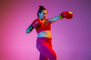 Degrade arka planda Genç beyaz artı boyutu kadın modelleri eğitim