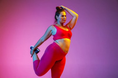 Degrade arka planda Genç beyaz artı boyutu kadın modelleri eğitim