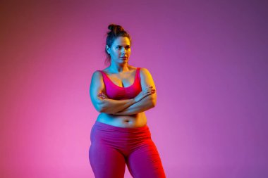 Degrade arka planda Genç beyaz artı boyutu kadın modelleri eğitim