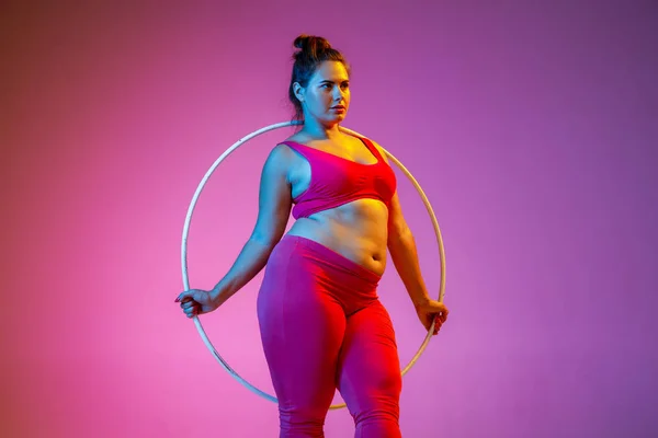 Unga kaukasiska plus size kvinnliga modeller utbildning på gradient bakgrund — Stockfoto