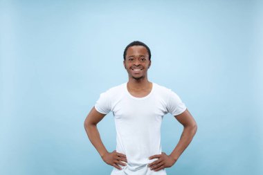 Yarı uzunlukta mavi arka planda genç adamın portre yakın.