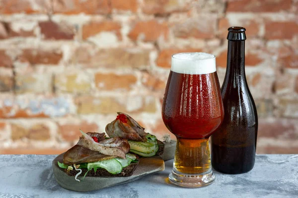 Склянка пива на кам'яному столі і фон з цегли — стокове фото