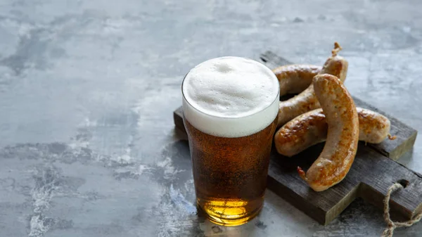 Vaso de cerveza sobre fondo de piedra blanca — Foto de Stock