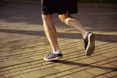 Kentin sokakta kol bandı veya fitness izci ile Runner olarak Kıdemli adam