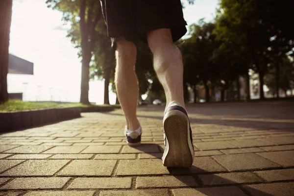 Senior man as runner with armband or fitness tracker at the citys street — Stock Photo, Image