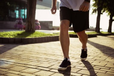 Kentin sokakta kol bandı veya fitness izci ile Runner olarak Kıdemli adam