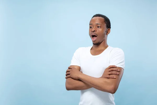 Media longitud primer plano retrato de hombre joven sobre fondo azul . — Foto de Stock