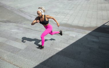 Genç bir atletik kadın kentin sokakta çalışma