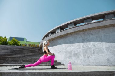 Genç bir atletik kadın kentin sokakta çalışma