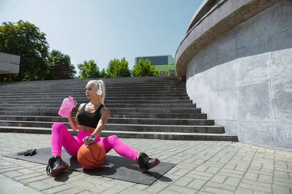 Een jonge atletische vrouw trainen in de vewijderd Street — Stockfoto