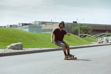Skateboarder yapıyor bir hüner at bu kentin sokak içinde güneşli gün