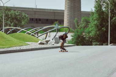 Skateboarder yapıyor bir hüner at bu kentin sokak içinde güneşli gün