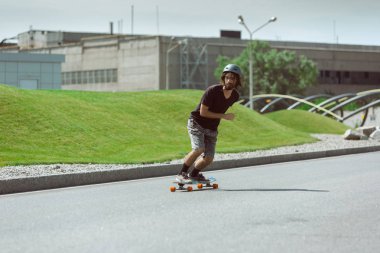 Skateboarder yapıyor bir hüner at bu kentin sokak içinde güneşli gün