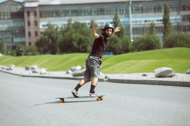 Skateboarder yapıyor bir hüner at bu kentin sokak içinde güneşli gün