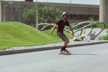 Skateboarder yapıyor bir hüner at bu kentin sokak içinde güneşli gün