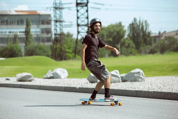 Skateboarder macht bei sonnigem Wetter einen Trick auf der Straße — Stockfoto