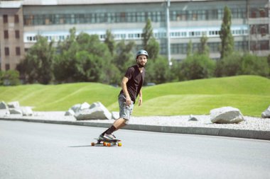 Skateboarder yapıyor bir hüner at bu kentin sokak içinde güneşli gün
