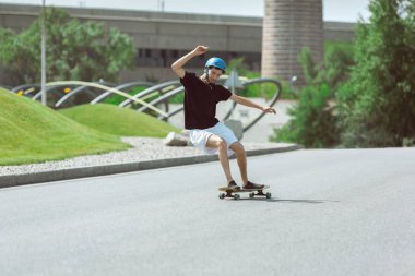 Skateboarder yapıyor bir hüner at bu kentin sokak içinde güneşli gün