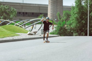 Skateboarder yapıyor bir hüner at bu kentin sokak içinde güneşli gün