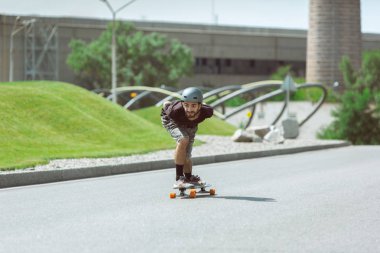Skateboarder yapıyor bir hüner at bu kentin sokak içinde güneşli gün
