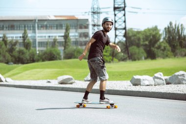 Skateboarder yapıyor bir hüner at bu kentin sokak içinde güneşli gün