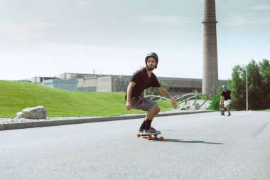 Skateboarder yapıyor bir hüner at bu kentin sokak içinde güneşli gün