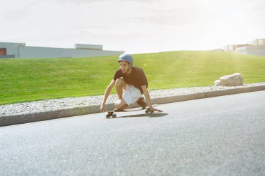 Skateboarder yapıyor bir hüner at bu kentin sokak içinde güneşli gün