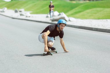 Skateboarder yapıyor bir hüner at bu kentin sokak içinde güneşli gün
