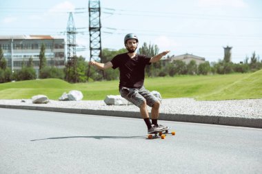Skateboarder yapıyor bir hüner at bu kentin sokak içinde güneşli gün