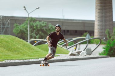 Skateboarder yapıyor bir hüner at bu kentin sokak içinde güneşli gün