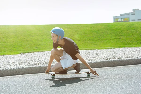 Skateboarder doet een truc in de vewijderd Street in Sunny Day — Stockfoto