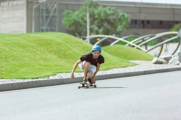 Skateboarder macht bei sonnigem Wetter einen Trick auf der Straße — Stockfoto