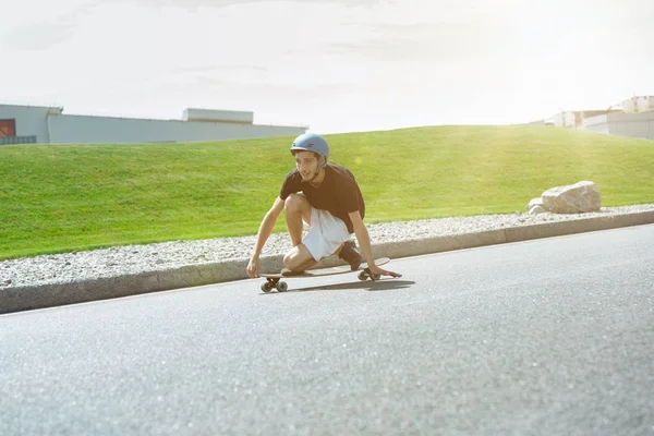 Skateboarder haciendo un truco en la calle citys en un día soleado —  Fotos de Stock