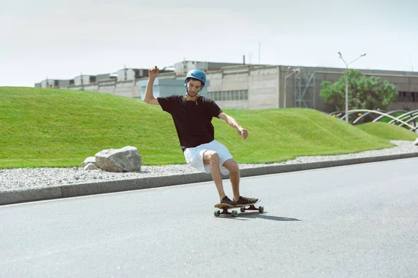 Skateboarder fare un trucco in città strada in giornata di sole — Foto Stock