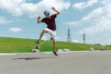 Skateboarder yapıyor bir hüner at bu kentin sokak içinde güneşli gün