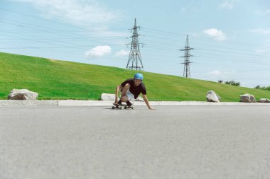 Skateboarder yapıyor bir hüner at bu kentin sokak içinde güneşli gün