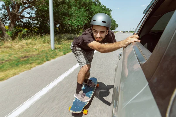 Skateboarder doet een truc in de vewijderd Street in Sunny Day — Stockfoto