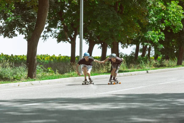 Skateboarders güneşli bir gün içinde kentin sokakta bir hüner yapıyor — Stok fotoğraf